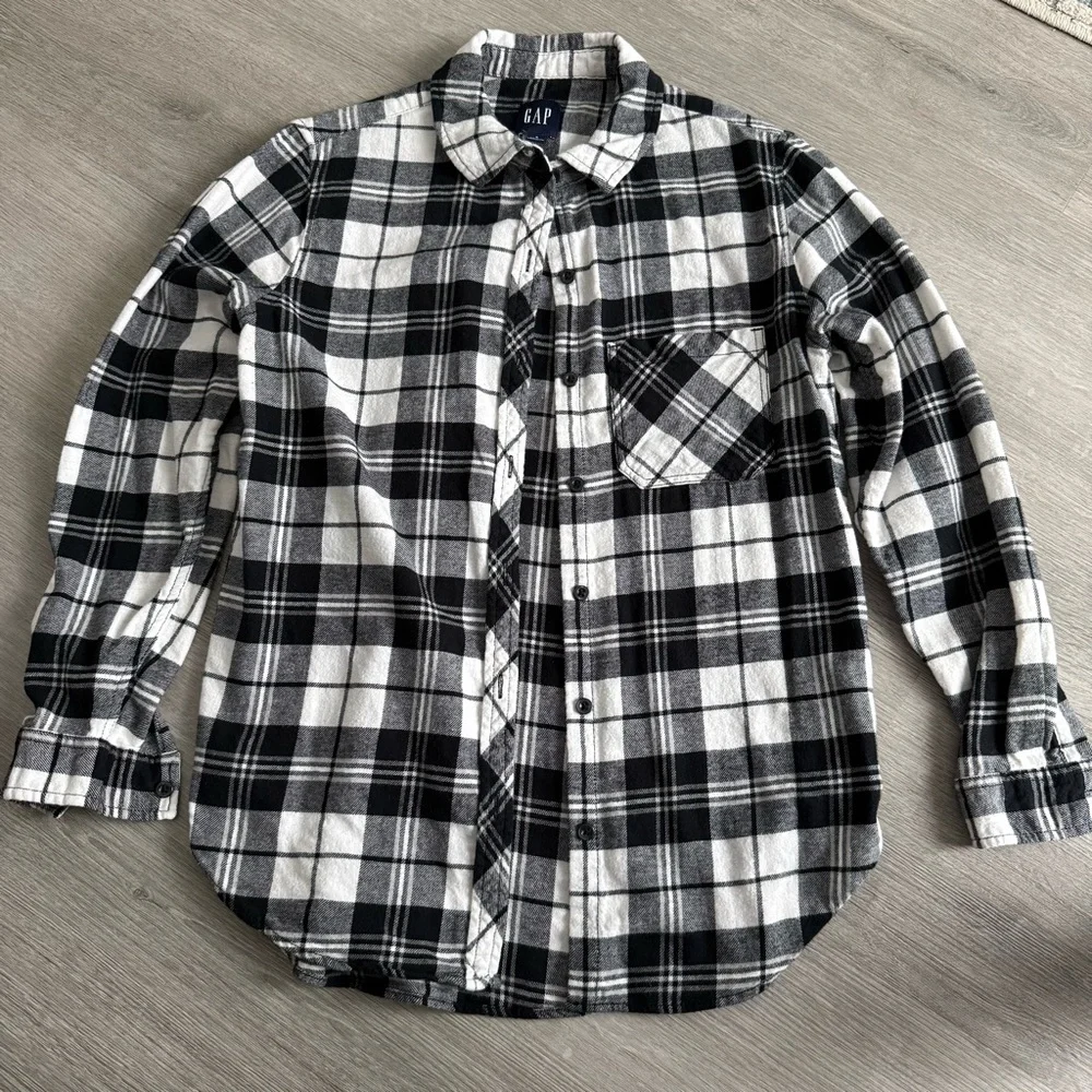 GAP Women’s Black and White Plaid Shirt - Picture 1 of 3